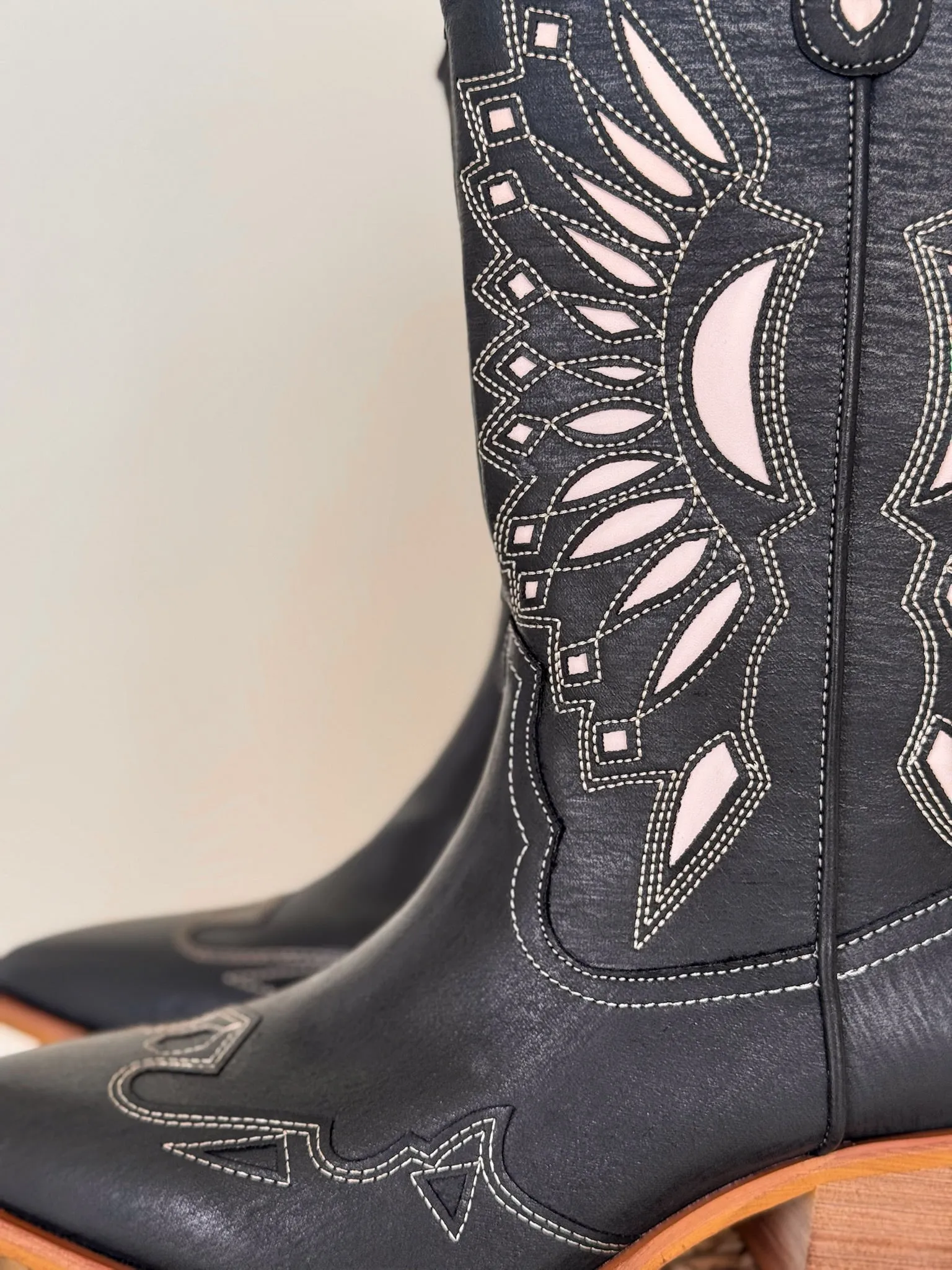 Western Sun Cutout Boots (BLK)